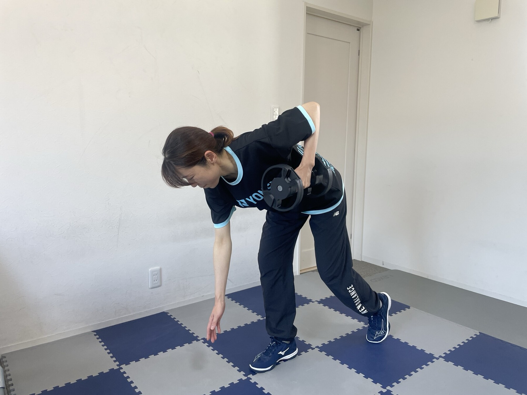 ダンベルを使ったトレーニングの様子